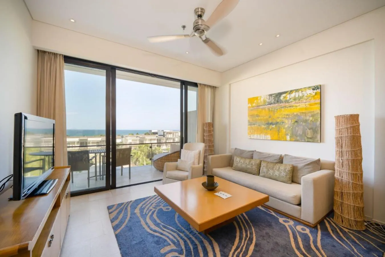 Apartment The Collections Beach Front Resort Da Nang