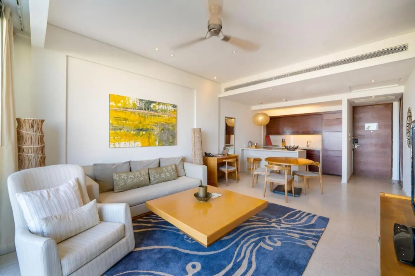 Apartment The Collections Beach Front Resort Da Nang